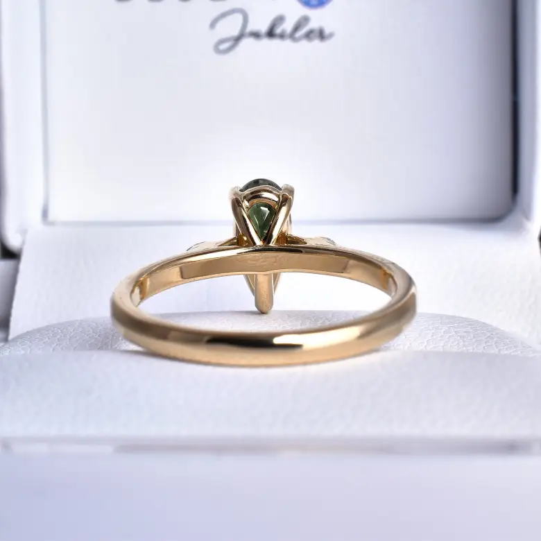 Pierścionek z aleksandrytem w szlifie gruszka